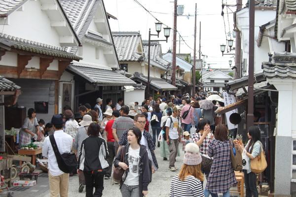 ササヤマルシェ会場の河原町を多くの人が歩いて賑わっている様子の写真